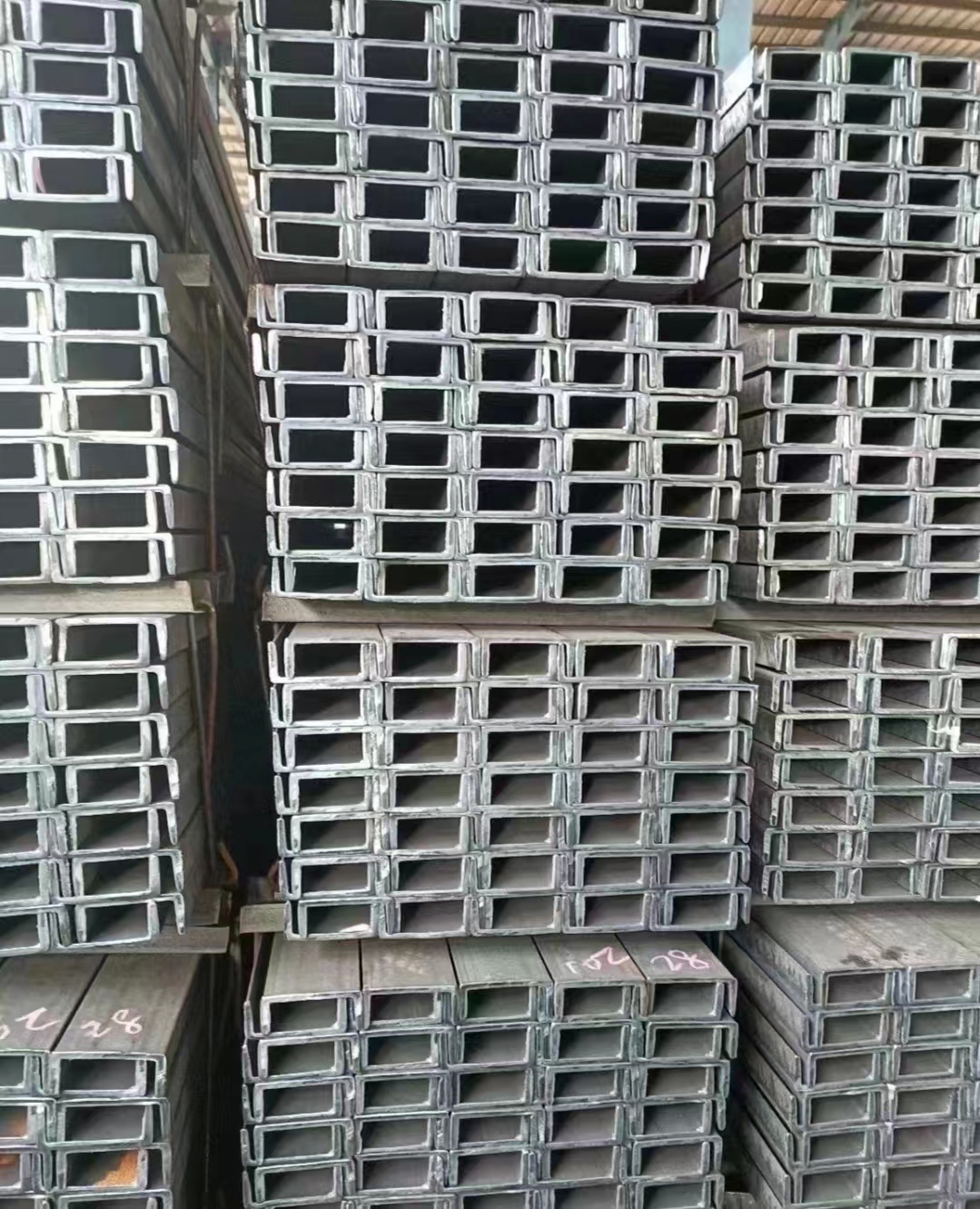昆明槽鋼廠家供應(yīng)-供應(yīng)價(jià)格-多少錢【云南鋼偉商貿(mào)有限公司】