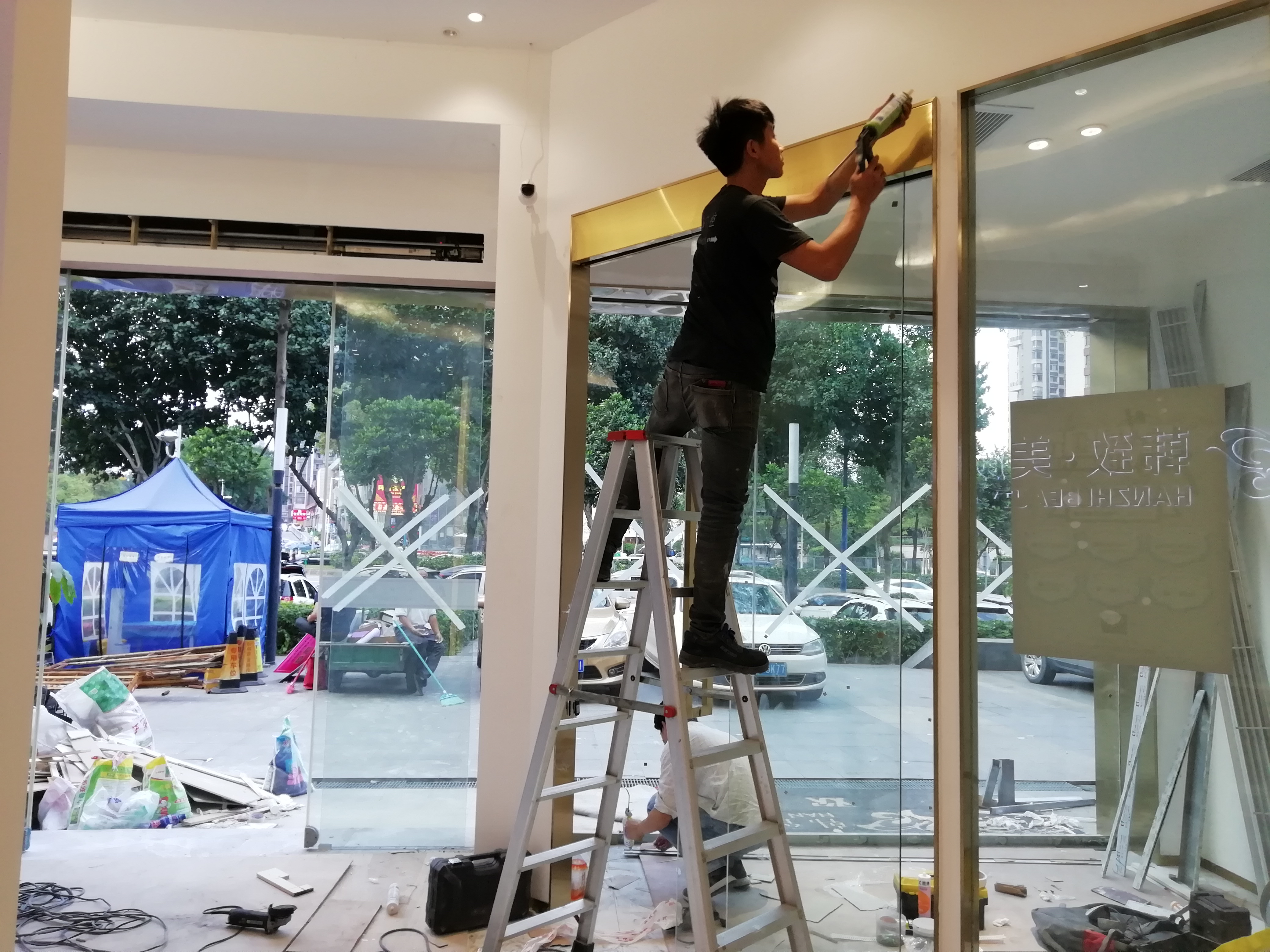 玻璃自動門廠家、價(jià)格、批發(fā)、報(bào)價(jià)、定制【廣州市堅(jiān)一鋒門控科技有限公司】