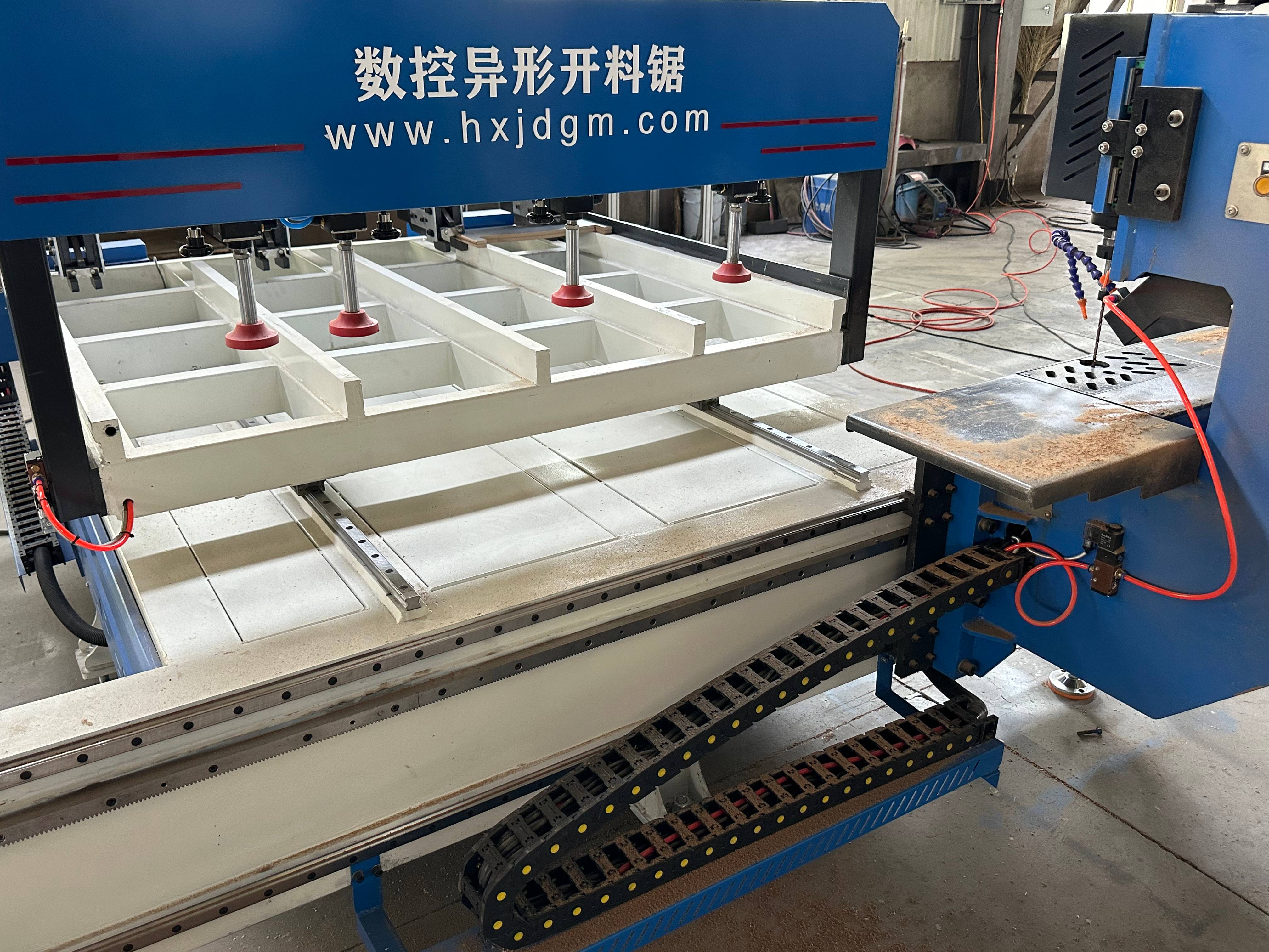 弘祥數(shù)控異形開料鋸