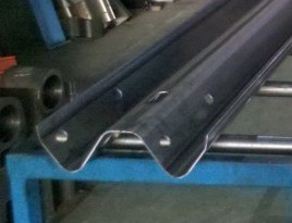 河北高速公路護(hù)欄生產(chǎn)線加工 定制 供應(yīng)