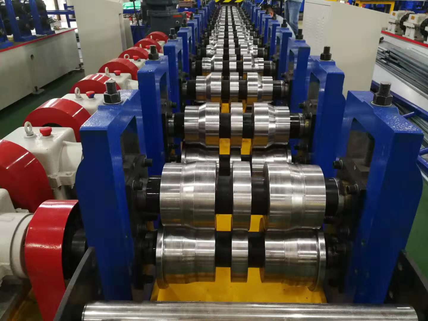 浙江圍欄系統(tǒng)立柱生產(chǎn)線 圍欄系統(tǒng)型材加工設(shè)備 圍欄立柱自動生產(chǎn)線