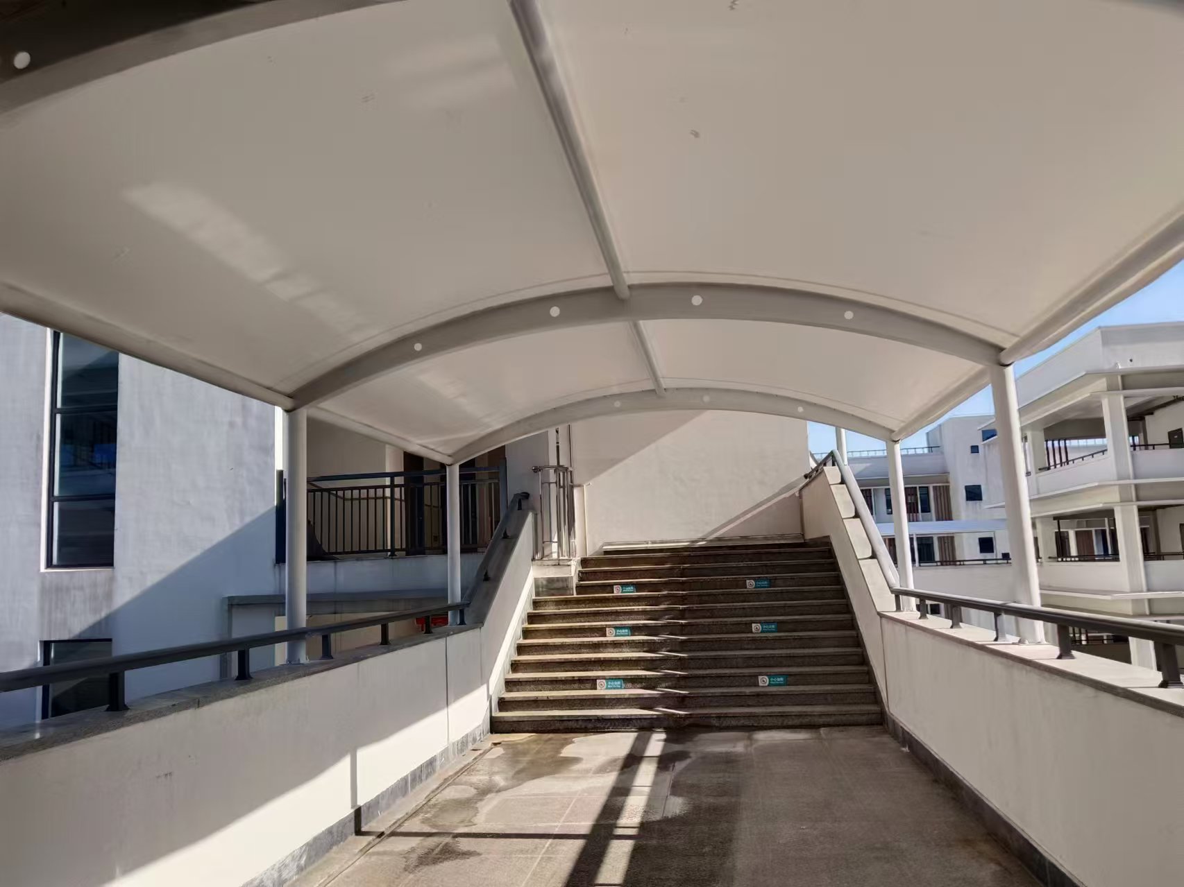 杭州小學(xué)停車棚張拉膜結(jié)構(gòu) 工廠單雙向拉桿式按需定制